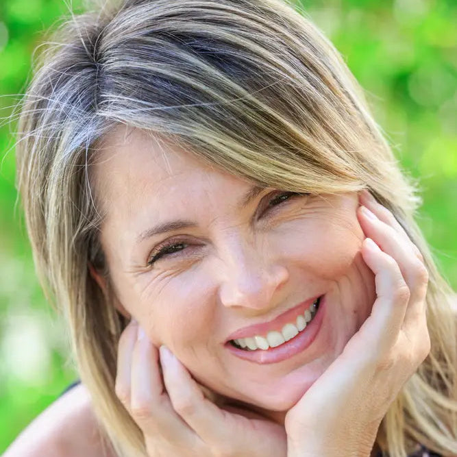 Kundin Anna lächelt